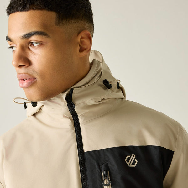 Model wearing Dare2b Mens Halfpipe IV Pepper ski jacket with contrasting black panels
