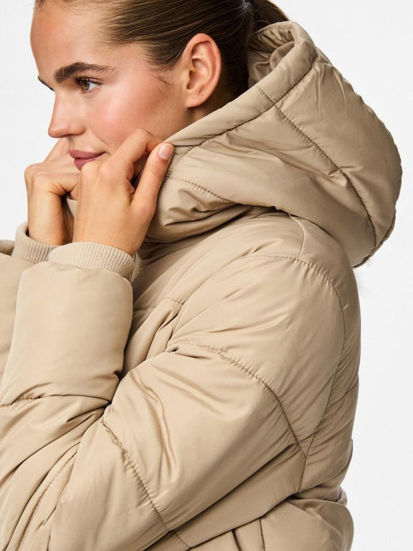 Detail view of PIECES PCBEE recycled polyester puffer jacket in Mink