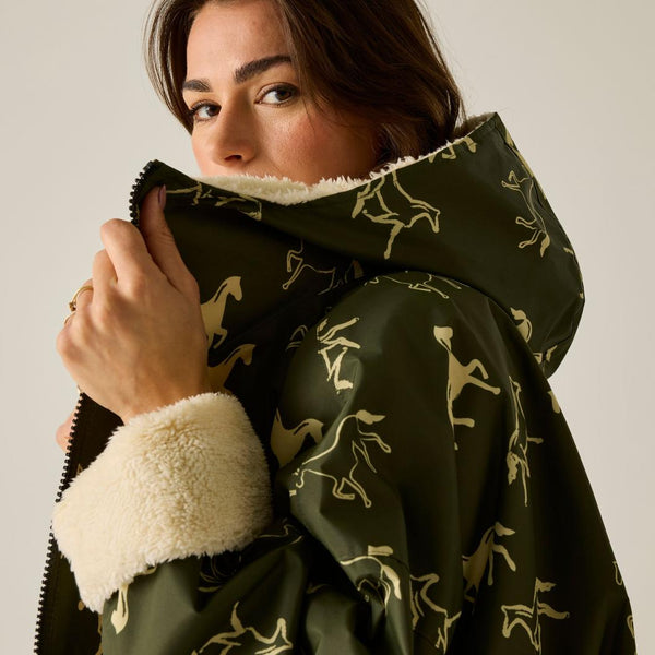 Regatta Adult Waterproof Changing Robe | Warm & Windproof - Borderland Muff